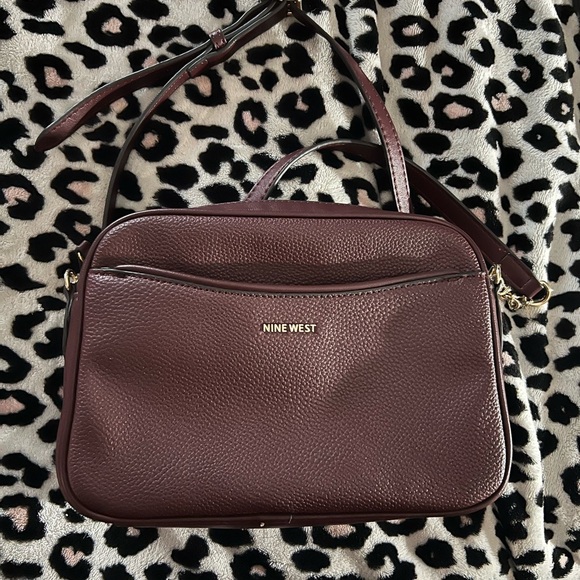 EUC- NINE WEST BURGUNDY SUPER CUTE CROSSBODY BAG WITH GOLD ACCENT CHAINS - Picture 8 of 12